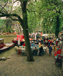 840357 Afbeelding van publiek op het terras van Pizzeria-Ristorante Il Pozzo (Oudegracht aan de Werf 136) te Utrecht, ...